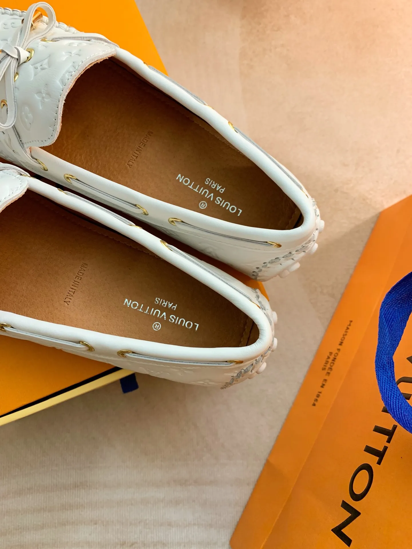 p460💰Couple model❤️🇫🇷 𝙇𝙤𝙪𝙞𝙨 𝙑𝙪𝙞𝙩𝙩𝙤𝙣 🇫🇷Louis Vuitton 2023 Classic𝓛𝓿 𝓣𝓻𝓪𝓲𝓷𝓮𝓻 Sports Series ➪➪➪¯ [Arizona Doudou Shoes Series] ▪️▪️▪️Arizona slip-on shoes are made of Monogram Eclipse canvas. Its hand-painted and dyed edges and hand-sewn uppers fully demonstrate Louis Vuitton's traditional shoemaking craftsmanship. This slip-on shoe is very lightweight. The integrated tongue and upper make it particularly comfortable and flexible. The soft outsole is equipped with rubber padding. Decorated with matching sash. Detailed features: ☑️Monogram Eclipse canvas ☑️Black Eclipse pattern ☑️Hand-painted shoe edges ☑️Hand-sewn uppers (each pair takes time to process) ☑️Integrated tongue and upper construction ☑️Outsole equipped with rubber lining ☑️size: 35_46